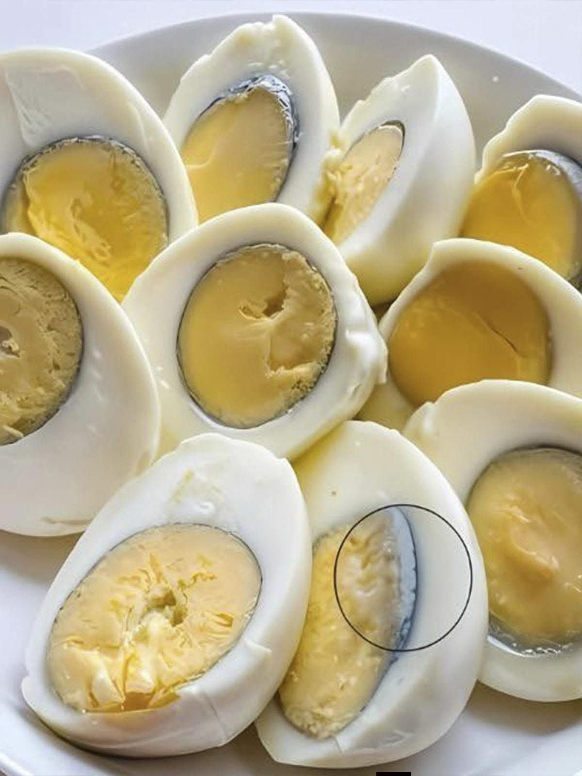 ¿Te han salido anillos verdes en los huevos cocidos? Aquí te explico por qué pasa. Ver mas
